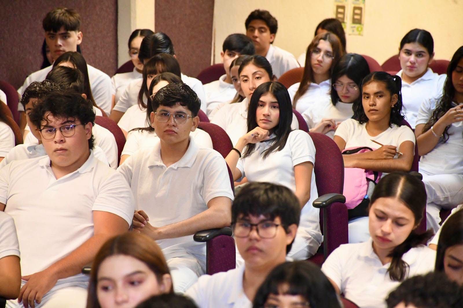 Con la puesta en marcha del Grupo "A", la Universidad Autónoma de Sinaloa refrenda su compromiso social de brindar espacios de superación académica y profesional a la juventud sinaloense.