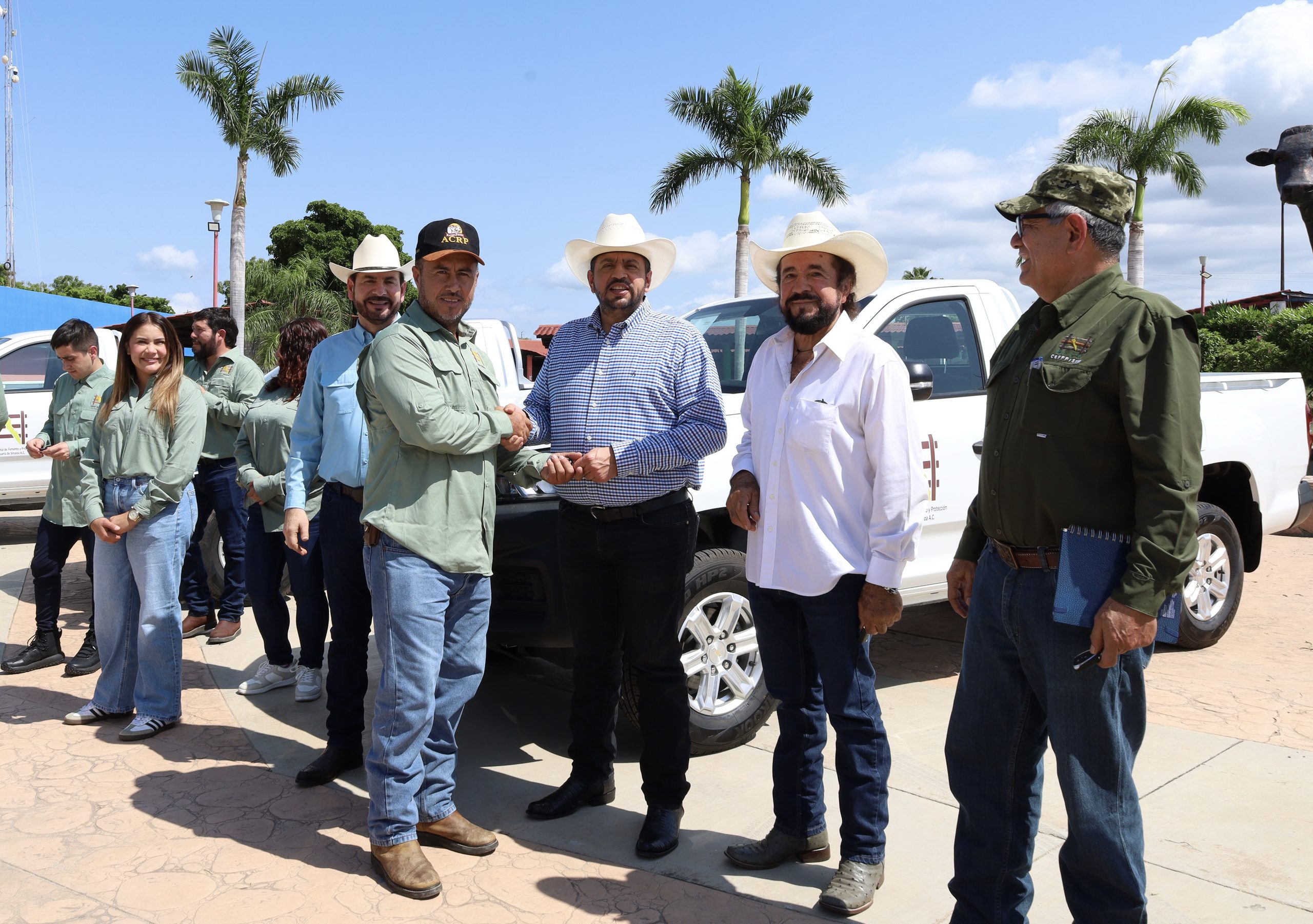 Se fortalece equipo vehicular y técnico en contra del gusano barrenador del ganado en Sinaloa; Ismael Bello Esquivel entrega 10 camionetas más al CEFPPS