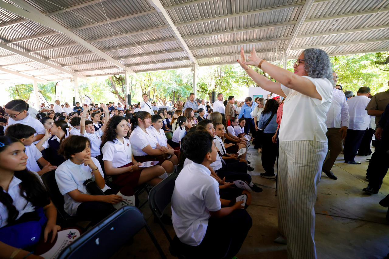 La mandataria estatal puso en marcha el inicio del ciclo escolar 2026-2027 en la escuela secundaria STASE, además hizo entrega de libros de texto gratuitos a alumnos de educación básica y mobiliario escolar; En Sinaloa, 572 mil 406 niñas, niños y jóvenes de educación básica vuelven a las aulas.