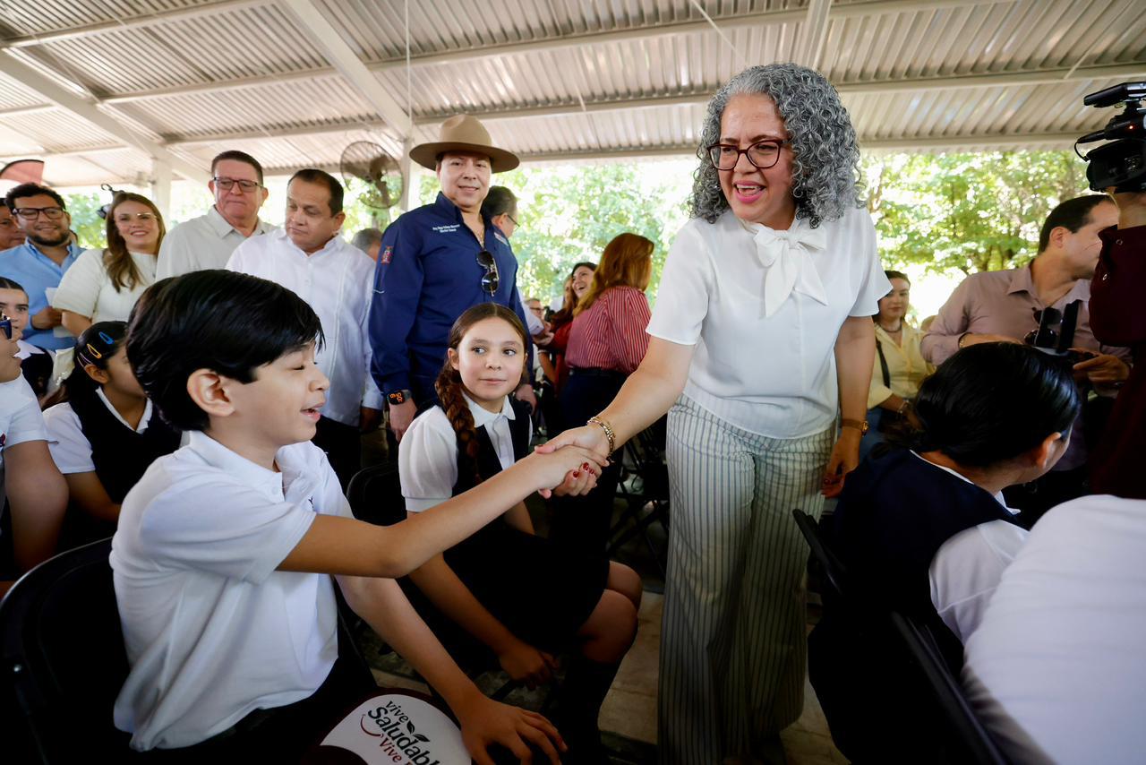 La mandataria estatal puso en marcha el inicio del ciclo escolar 2026-2027 en la escuela secundaria STASE, además hizo entrega de libros de texto gratuitos a alumnos de educación básica y mobiliario escolar; En Sinaloa, 572 mil 406 niñas, niños y jóvenes de educación básica vuelven a las aulas.
