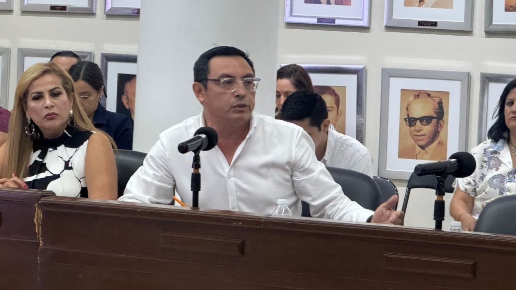 En Mazatlán contrasta la realidad que vive la población y la que percibe el gobierno local, aseguró el regidor Felipe Parada Valdivia.
Resaltó que la actual temporada vacacional de Verano ha sido mala y para ello influye la situación de violencia que impera en el destino y que se intenta maquillar con cifras alegres.
