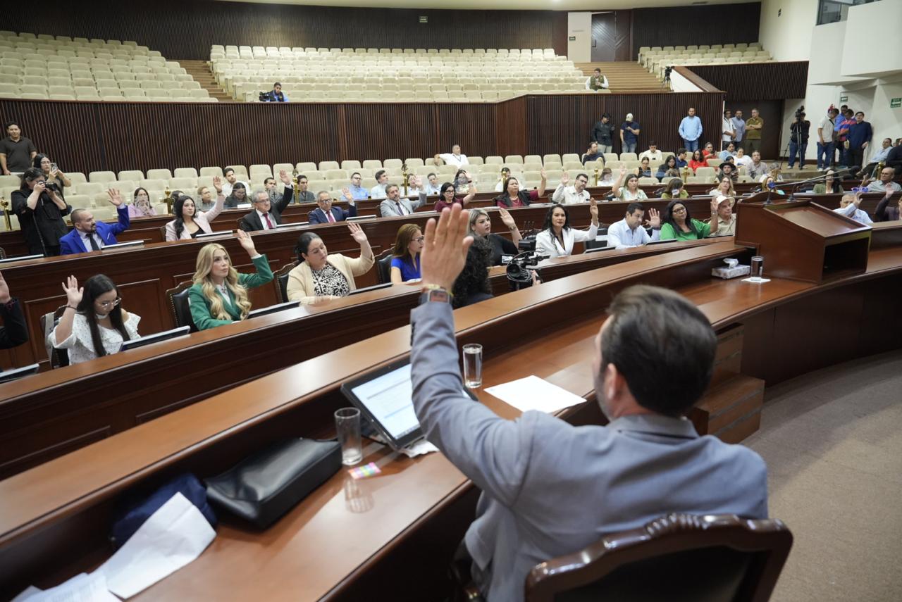 Conforme a las disposiciones de la Ley de Presupuesto y Responsabilidad Hacendaria del Estado de Sinaloa, así como a la normatividad en materia de contabilidad gubernamental y disciplina financiera, el Pleno del Congreso del Estado de Sinaloa aprobó, durante la Sesión Extraordinaria desarrollada este miércoles, el Proyecto de Presupuesto de Egresos del Poder Legislativo para el ejercicio fiscal 2027, el cual asciende a un monto total de 639 millones 488 mil 83 pesos.