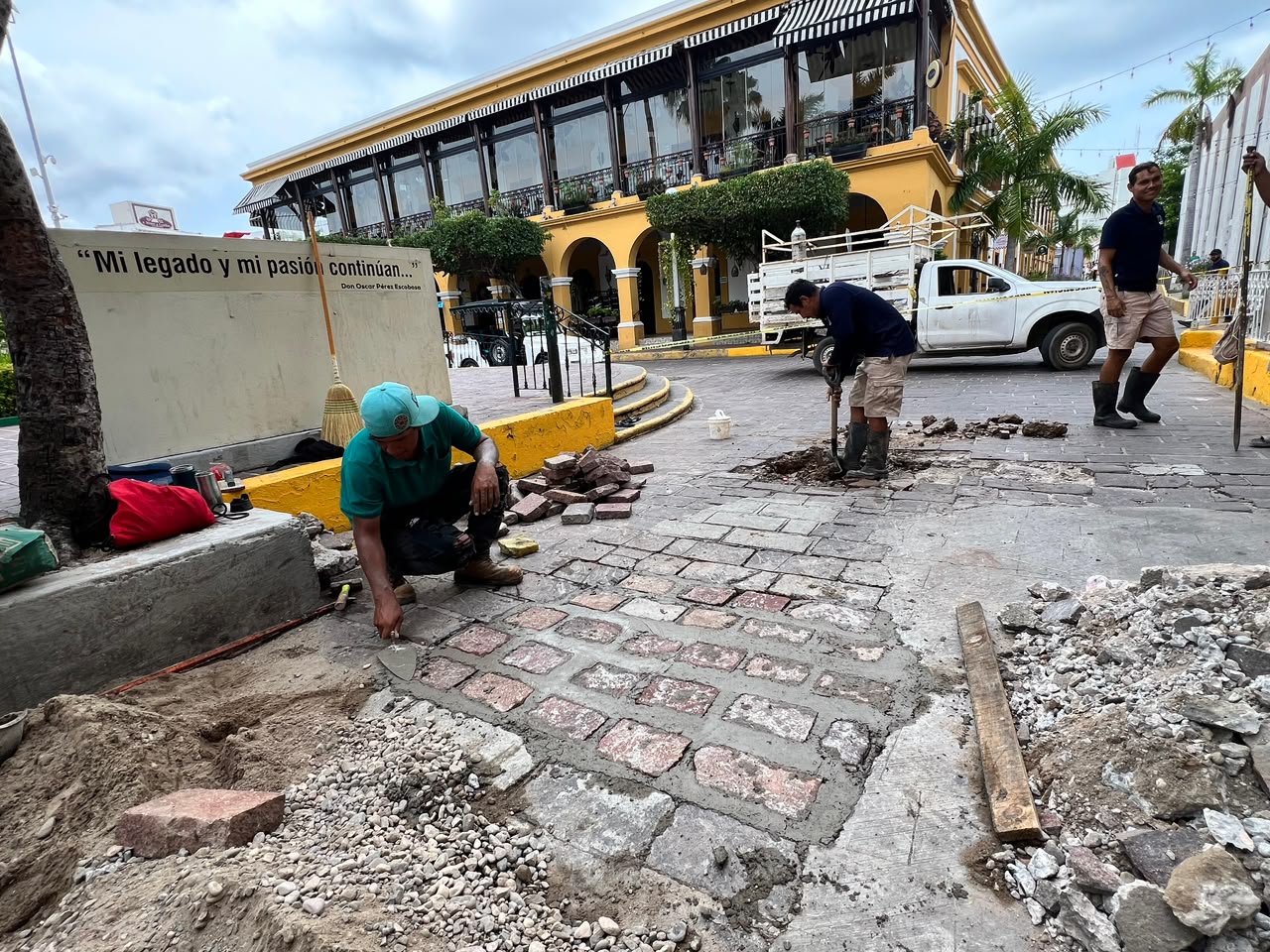 Obras Públicas y JUMAPAM realizaron labores de mantenimiento en el área de piedra pórfida para mejorar las condiciones de este espacio del Centro Histórico
