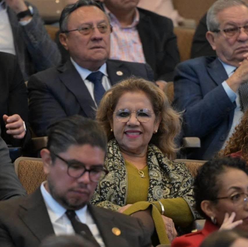 El Senador es inmaculado y una victima
Está tan convencido de su inocencia y de ser un ser inmaculado, que el Senador se defiende a sí solo.
Es el momento más vergonzoso de la historia legislativa del país dice la Lily.
Olegaria Carrazco informa sobre los detalles de la plenaria de diputados de Morena.
PRI Sinaloa entrega mochilas a estudiantes en el inicio de clases y el Duende Verde anuncia gira de agradecimiento.