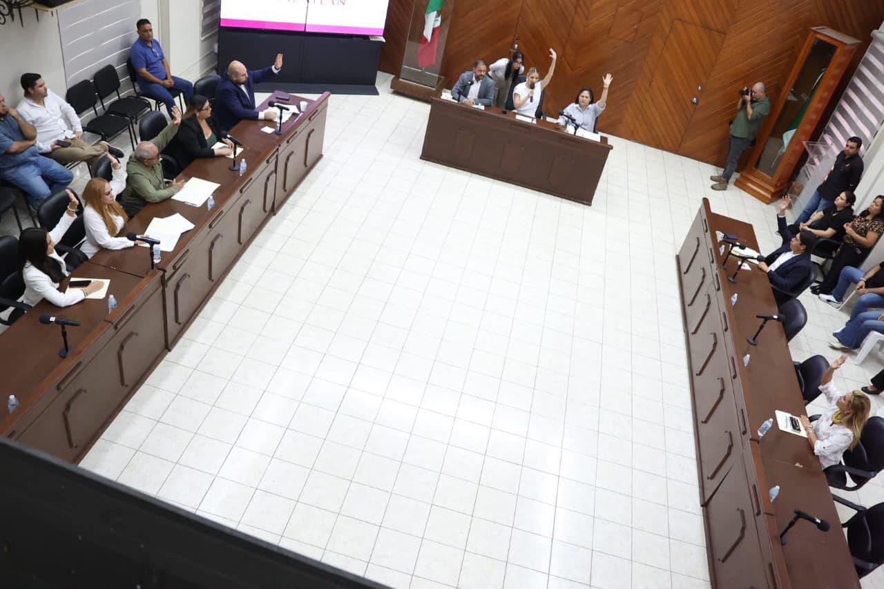 Autoriza Cabildo de Mazatlán reasignación presupuestal con ausencias y oposiciones.
Inician cambios en dependencias de Gobierno del Estado.
Entregan firmas para que se vaya senador Inzunza.
PAS y aspirantes aceleran motores.