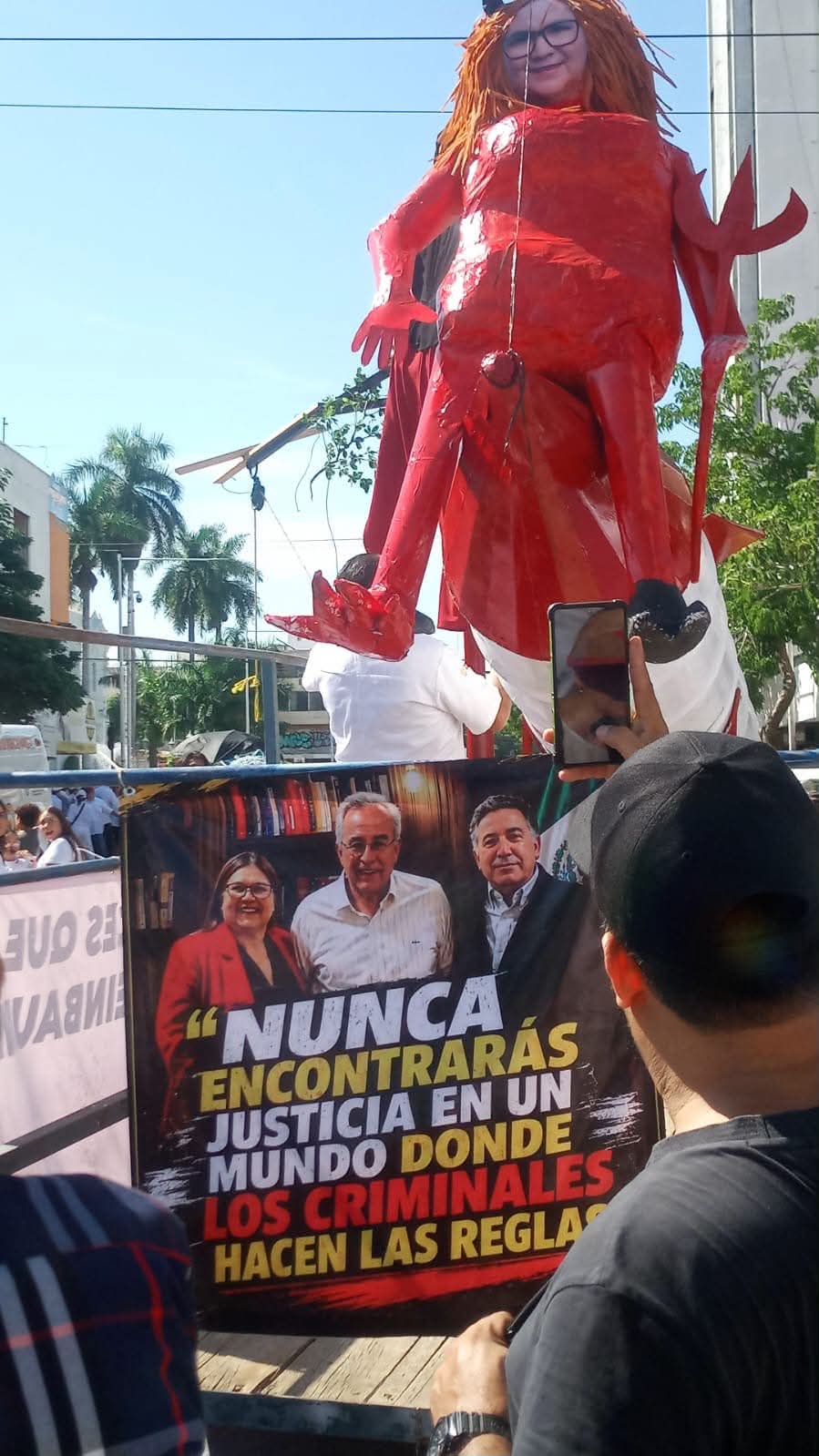 Sinaloa exige paz.
Llama Imelda Castro a una reconciliación política y social.
México no es piñata de nadie pero los ciudadanos si
