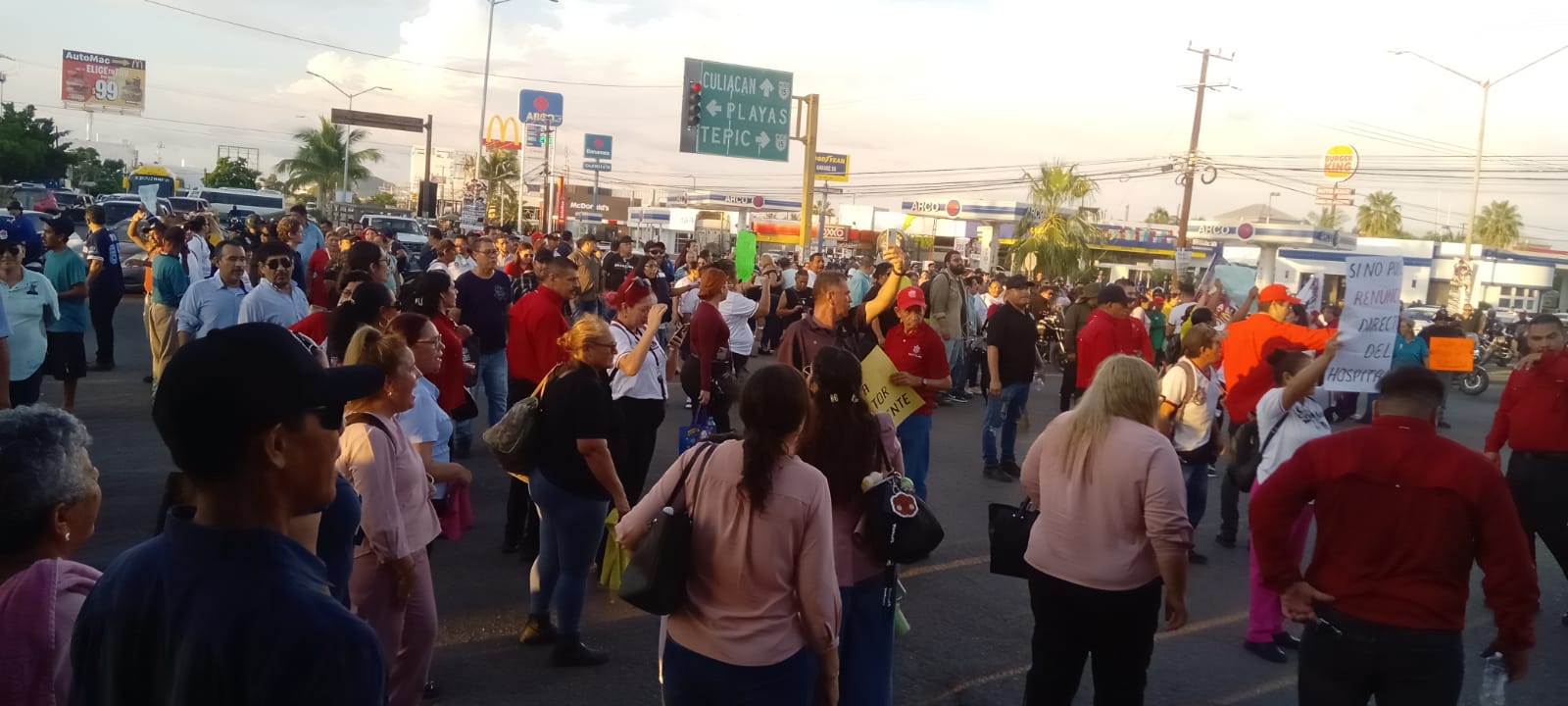 Autoriza Cabildo de Mazatlán reasignación presupuestal con ausencias y oposiciones.
Inician cambios en dependencias de Gobierno del Estado.
Entregan firmas para que se vaya senador Inzunza.
PAS y aspirantes aceleran motores.