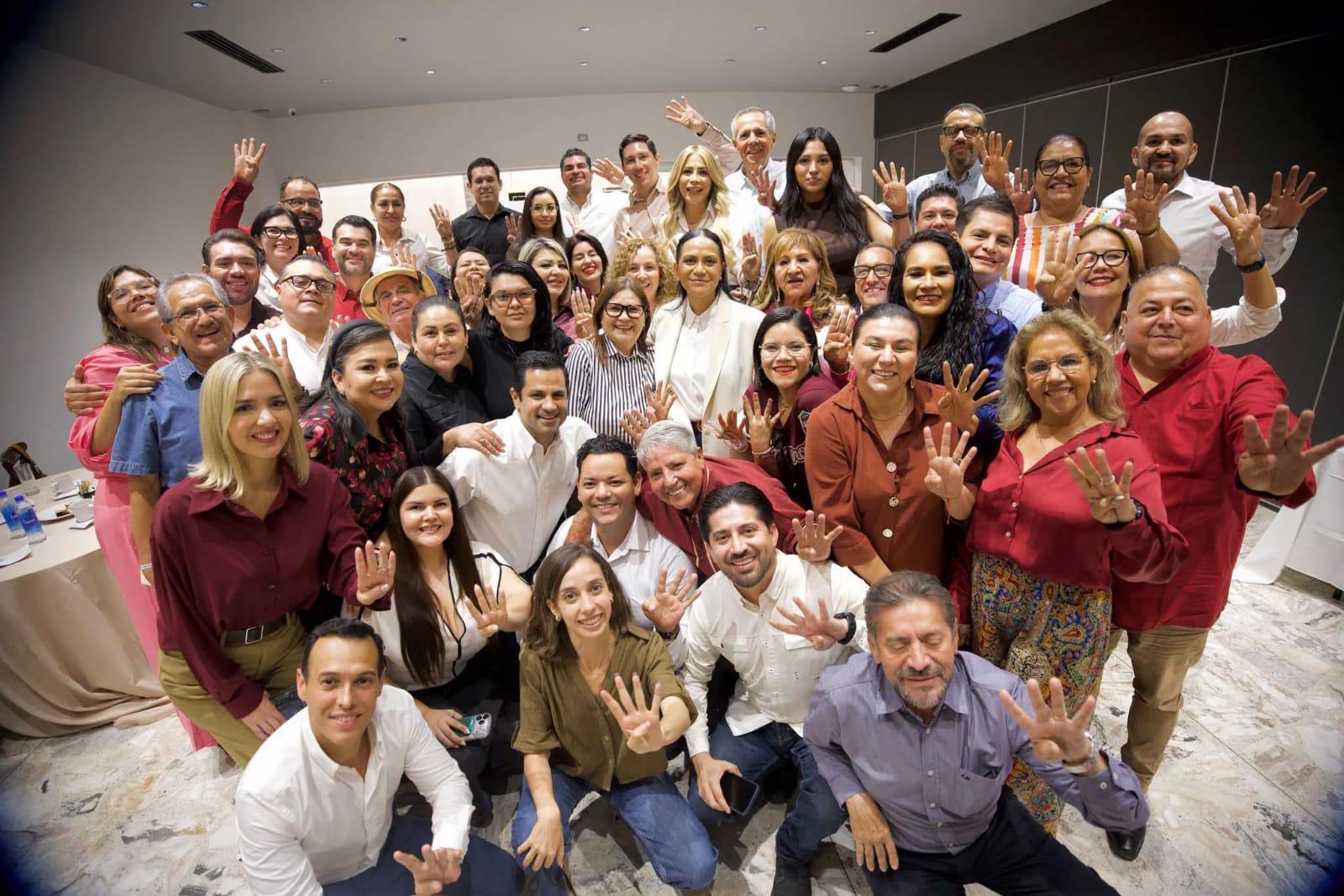 Ariadna Montiel visita Sinaloa para reunirse con aspirantes, legisladores y la estructura.
Total respaldo a la Gobernadora Graciela Domínguez e Imelda Castro, de quien justifica protección de la G.N.
Anuncia el PT que abre proceso para elegir a sus siete aspirantes a las diputaciones federales.
Continúa la locura.


