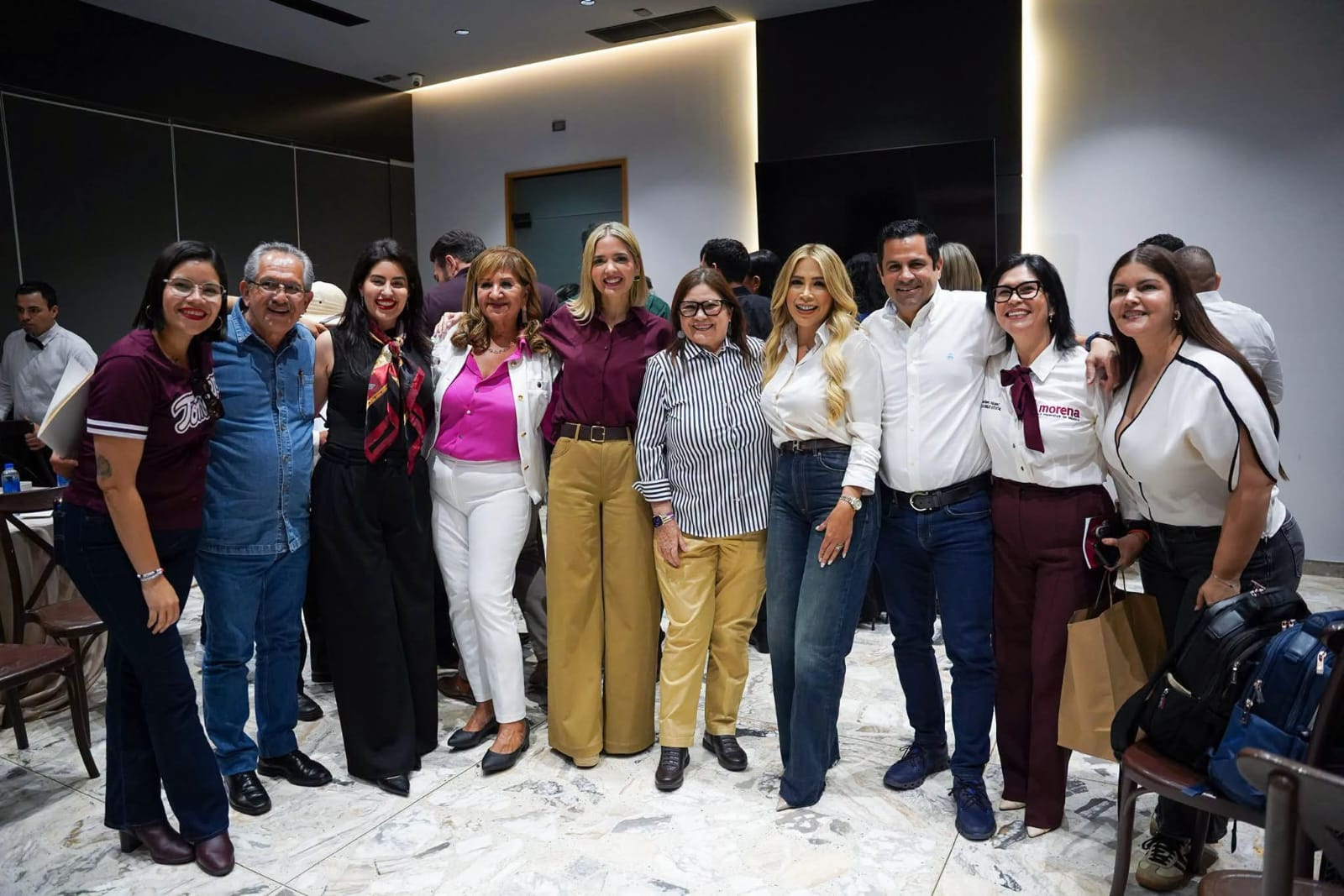 Ariadna Montiel visita Sinaloa para reunirse con aspirantes, legisladores y la estructura.
Total respaldo a la Gobernadora Graciela Domínguez e Imelda Castro, de quien justifica protección de la G.N.
Anuncia el PT que abre proceso para elegir a sus siete aspirantes a las diputaciones federales.
Continúa la locura.

