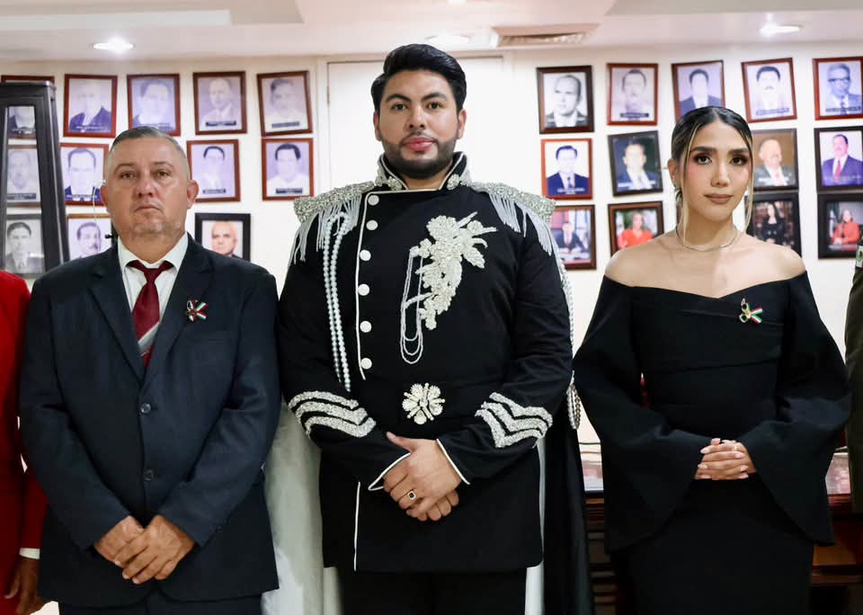 Se presenta el partido Somos en Sinaloa.
Ni se alboroten los de enfrente expresa el Pío Esquer.
El Duende Verde presume estructura.
¡Mazatlán apetecible para quienes están dispuestos a sacrificarse!
Le ha tupido macizo a Su gracioso Majestad de Elota.