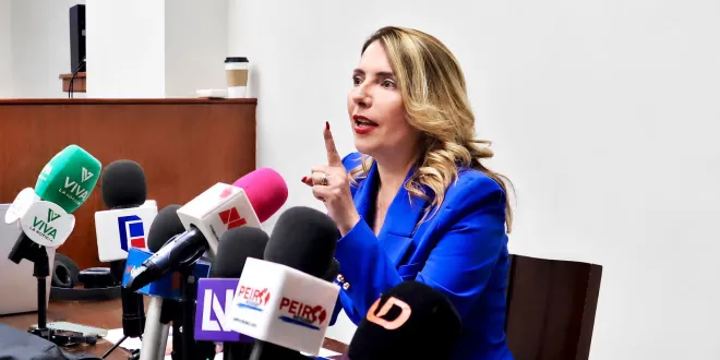 El Senador es inmaculado y una victima
Está tan convencido de su inocencia y de ser un ser inmaculado, que el Senador se defiende a sí solo.
Es el momento más vergonzoso de la historia legislativa del país dice la Lily.
Olegaria Carrazco informa sobre los detalles de la plenaria de diputados de Morena.
PRI Sinaloa entrega mochilas a estudiantes en el inicio de clases y el Duende Verde anuncia gira de agradecimiento.