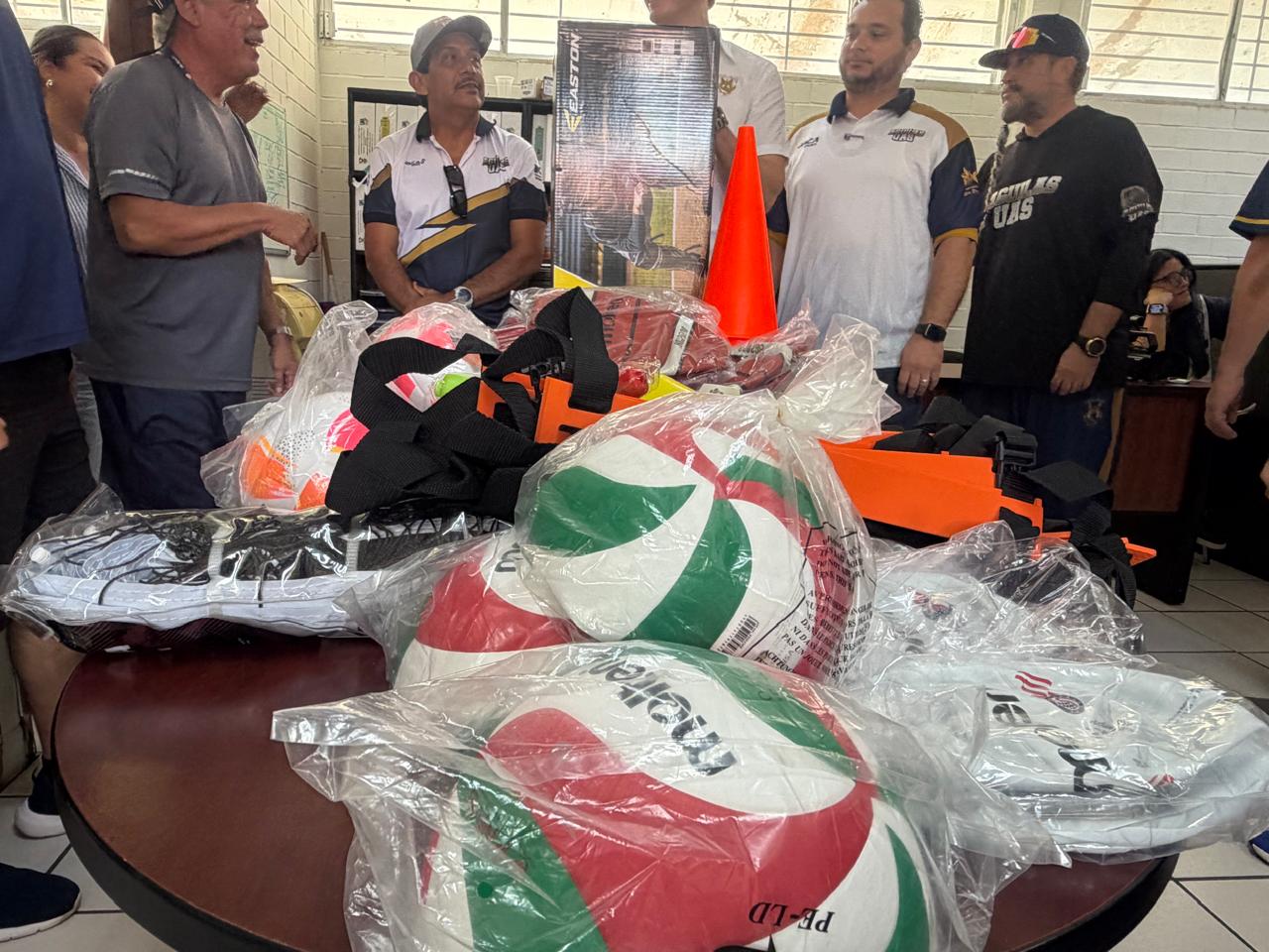 El equipamiento distribuido, que incluye balones, redes e insumos para basquetbol, béisbol, boxeo, atletismo, voleibol y softbol, impactará directamente en la formación de más de 2 mil alumnos, integrados tanto en los selectivos representativos de alto rendimiento como en los programas de activación masiva