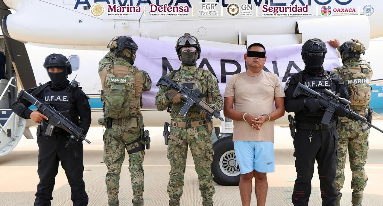En la acción participaron elementos de Marina, SSPC, autoridades federales y locales
También fue detenida otra persona; ambos cuentan con órdenes de aprehensión por los delitos de extorsión agravada y contra la seguridad del Estado