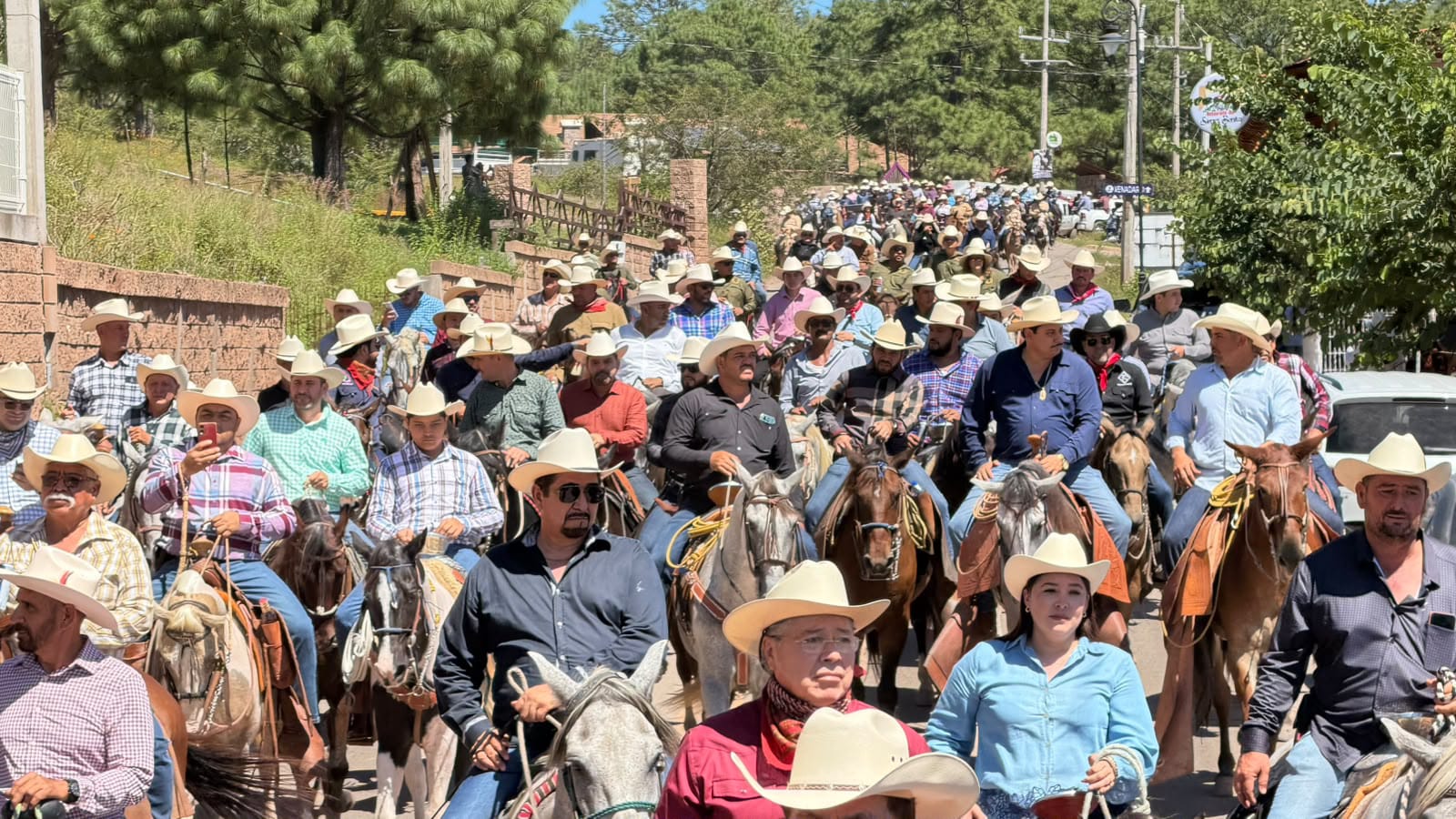 Con la participación de más de 1,500 jinetes, se realiza la edición 20 de la tradicional Cabalgata de Surutato
El evento fortalece la promoción turística e impulsa la economía local de la región
