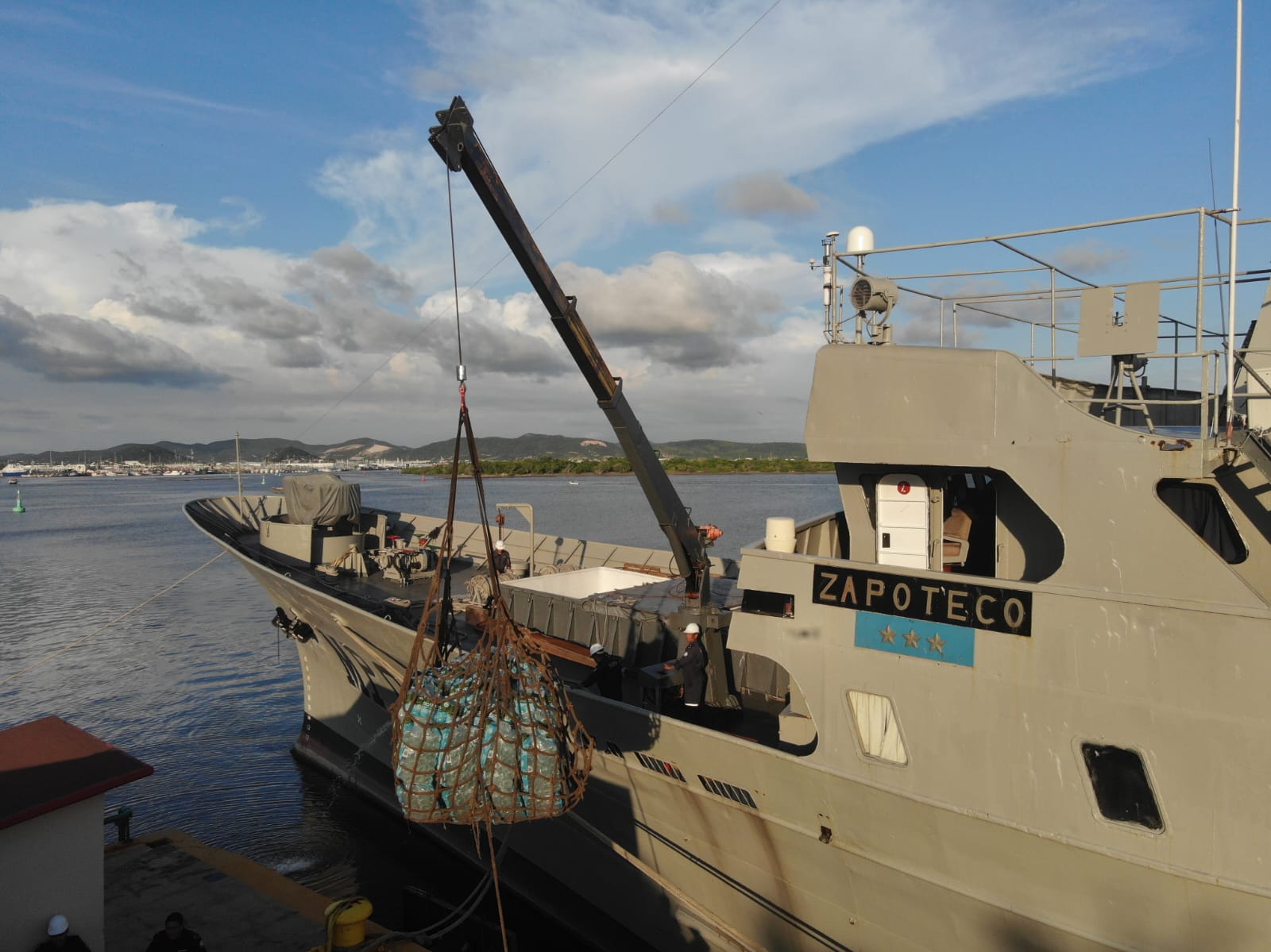 Zarpa buque de la Armada de México para establecer puente marítimo y llevar apoyo a la población afectada por el impacto del huracán “Polo” en Baja California Sur