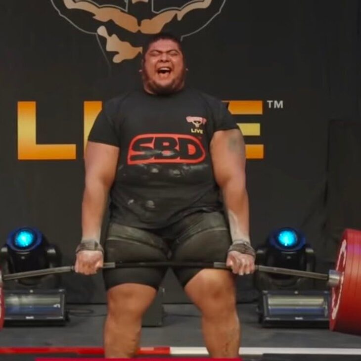 El mexicano Raúl “Tayzon” Flores levantó 511 kilos en Birmingham y superó la marca de 510 kilos que Hafþór Björnsson había establecido en 2025
En 2025, el mexicano ya había demostrado su capacidad para competir al máximo nivel. Ese año consiguió levantar 480 kilos en competencia y participó en el World Deadlift Championships, donde alcanzó los 453.5 kilogramos. A partir de ha tenido un crecimiento progresivo.