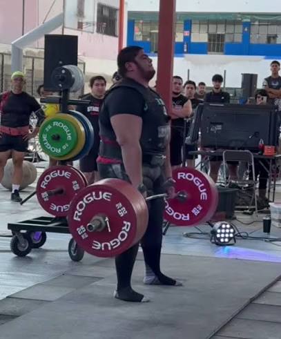 El mexicano Raúl “Tayzon” Flores levantó 511 kilos en Birmingham y superó la marca de 510 kilos que Hafþór Björnsson había establecido en 2025
En 2025, el mexicano ya había demostrado su capacidad para competir al máximo nivel. Ese año consiguió levantar 480 kilos en competencia y participó en el World Deadlift Championships, donde alcanzó los 453.5 kilogramos. A partir de ha tenido un crecimiento progresivo.