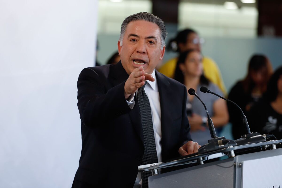 El Senador es inmaculado y una victima 
Está tan convencido de su inocencia y de ser un ser inmaculado, que el Senador se defiende a sí solo.
Es el momento más vergonzoso de la historia legislativa del país dice la Lily.
Olegaria Carrazco informa sobre los detalles de la plenaria de diputados de Morena.
PRI Sinaloa entrega mochilas a estudiantes en el inicio de clases y el Duende Verde anuncia gira de agradecimiento.

