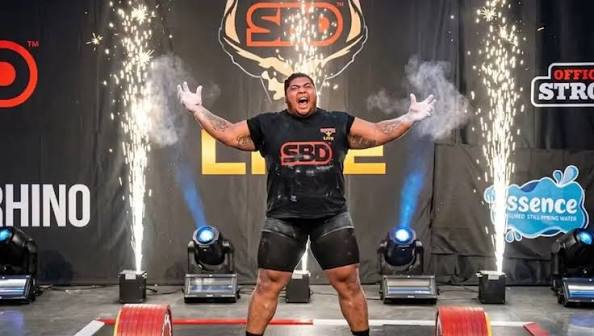 El mexicano Raúl “Tayzon” Flores levantó 511 kilos en Birmingham y superó la marca de 510 kilos que Hafþór Björnsson había establecido en 2025
En 2025, el mexicano ya había demostrado su capacidad para competir al máximo nivel. Ese año consiguió levantar 480 kilos en competencia y participó en el World Deadlift Championships, donde alcanzó los 453.5 kilogramos. A partir de ha tenido un crecimiento progresivo.