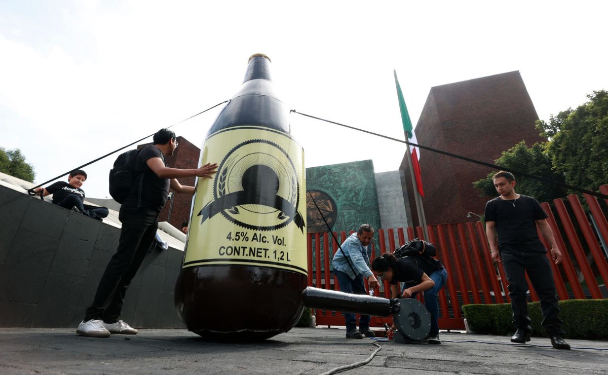 Activistas acusaron que en México el alcohol es mucho más barato que el pan, por lo que urgen a modificar los impuestos y llevan una “Chevecha” gigante al Congreso.