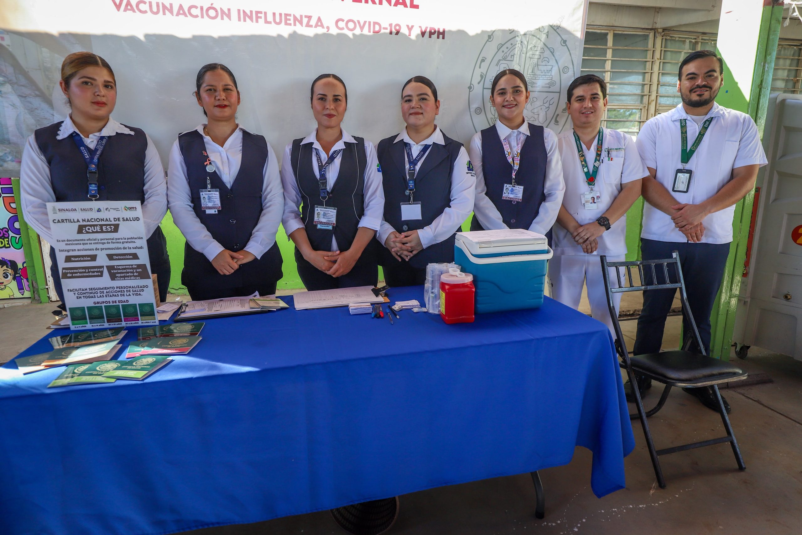La Secretaría de Salud reitera el llamado a madres, padres de familia y a la población en general a acudir a las unidades de salud para revisar sus esquemas de vacunación y recibir las dosis correspondientes, de acuerdo con su edad y condición de salud.