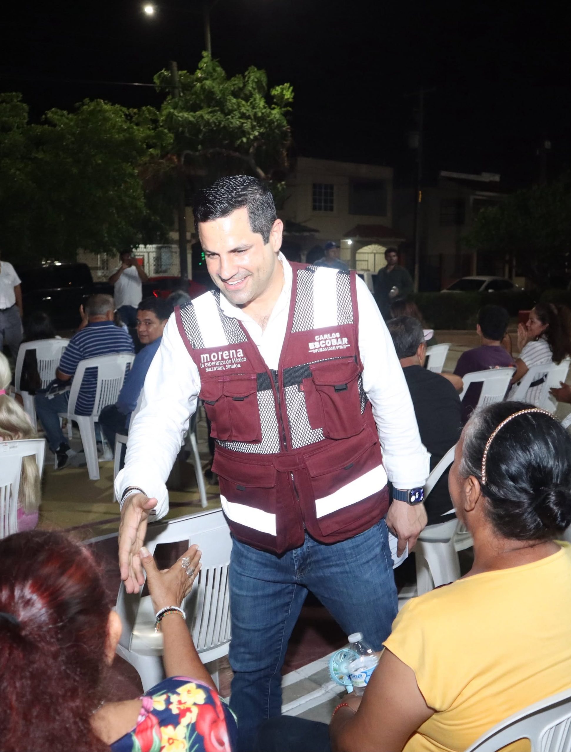 El diputado local revisa los requisitos de la convocatoria de Morena para la Coordinación Municipal de los Comités de Defensa de la Transformación y la Soberanía Nacional en Mazatlán.