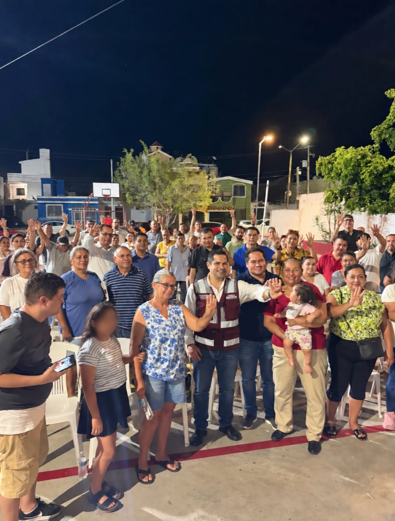 El diputado local revisa los requisitos de la convocatoria de Morena para la Coordinación Municipal de los Comités de Defensa de la Transformación y la Soberanía Nacional en Mazatlán.