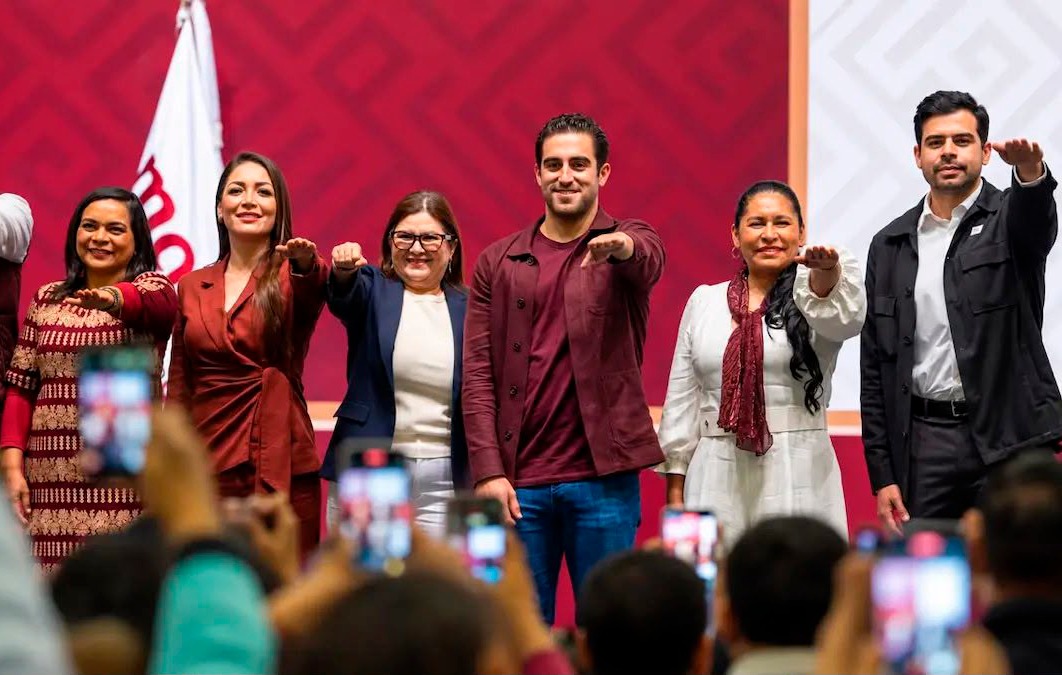 Se reúne Mario Zamora con García Harfuch.
Cascada de registros en Morena para encabezar coordinaciones municipales.
Pavimenta Duende Verde candidatura al 2030.
En Culiacán recuerdan a mujeres víctimas de feminicidio.
