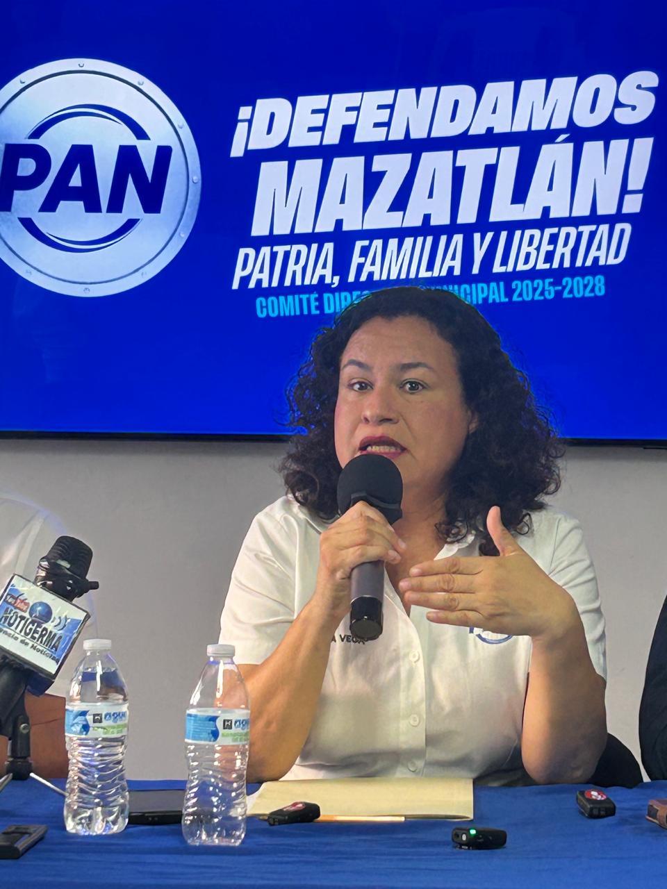 La crisis que no se quiere ver en Mazatlán.
Suspenden Expo Canaco por consecuencias de la violencia. Abundan reacciones.
Gerente del PAN busca alianza y el de Morena dice que hay mucho mitorero y se reúne con la Gobernadora.
En Mazatlán suspirantes que se cansen… pierden.
Protestan jubilados de la UAS.