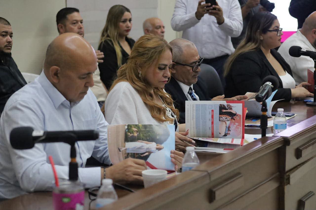 Mazatlán se desmorona… ya no es lo duro, es lo tupido.
La naturaleza se la está cobrando y los malandros desatados.
Brincan para sacrificarse a nivel estatal: Roxana, Paloma y Mario más los que se alboroten.
Vino Chente, el Lenguaraz de San Cristóbal.
Lanzan convocatoria para coordinadores municipales de Morena.
