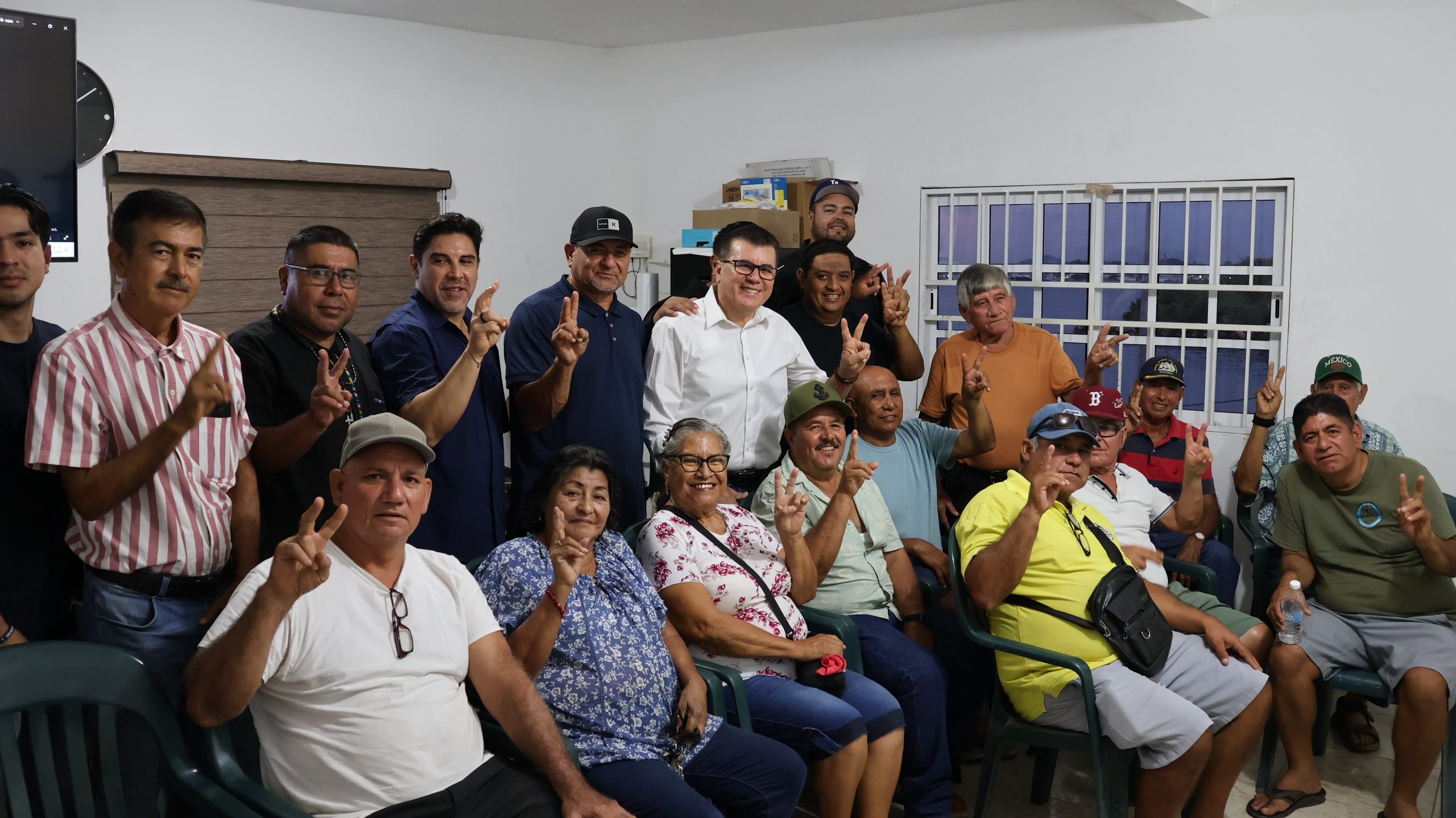 La desinformación como estrategia en la búsqueda de la Coordinación municipal.
Llama Imelda Castro a aspirantes a coordinadores a recorrer territorio sin descanso… le hacen caso y aceleran motores.
Cargan con sus sueros, multivitamínicos y hasta cinco playeras para cambiarse cuando arrecia el sudor.
Esto orilla al resto de los partidos a acelerar motores.
Aspirantes que juegan con ventaja.