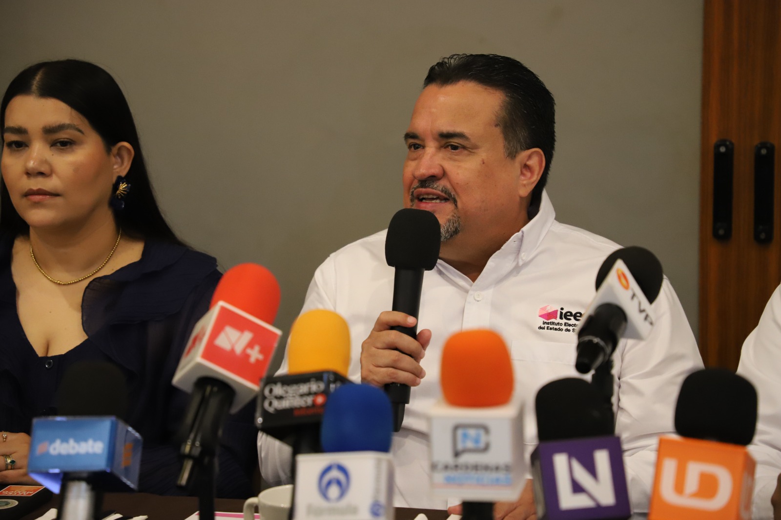Intercambian ideas por un Mejor Mazatlán.
Chusmamafia del IEES busca renovar consejos municipales y distritales protegiendo a la pandilla.
Una FGR indecente.
Paola Garate sigue en precampaña.