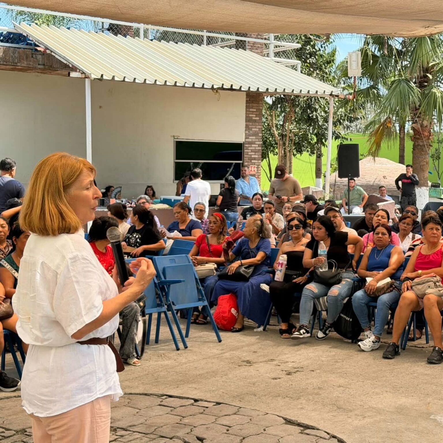 Imelda Castro, imán que genera desesperación por las selfies.
Se atasca de gente la reunión con el cómitre municipal de Morena en Mazatlán.
Porque no estuvo Edgar González presente?.
La Tatis anda aguitada y dolida. Crea nuevo movimiento.
Activa el PRI a sus Defensores de México. ¿Y el, PAN?.