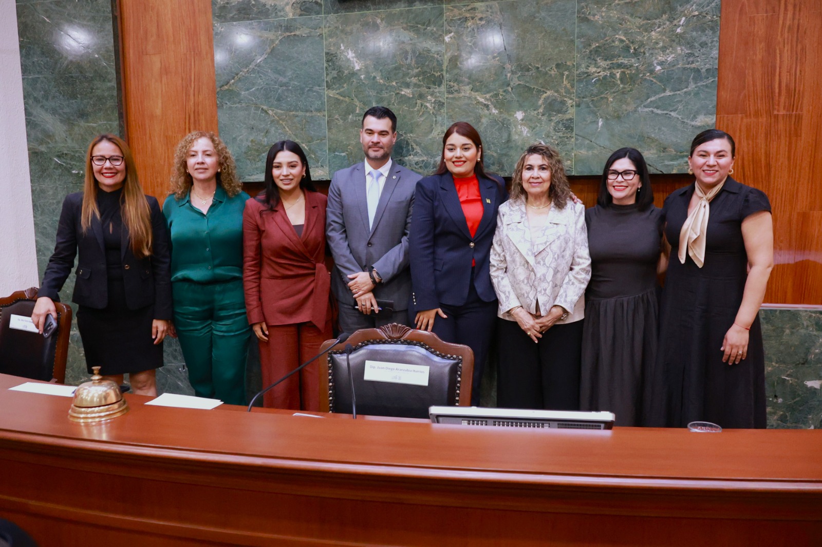 ¡Habemus sucursal de Chusmamafía en Sinaloa! Resuenan carcajadas-
Olegaria Carrazco siempre al pie de la cureña.
Imelda quiere que aspirantes aporten a la marca Morena. ¡A trabajar vatos y vatas!
Cambios en el Congreso y en Gobierno del Estado.
