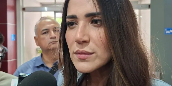 Mazatlán se desmorona… ya no es lo duro, es lo tupido.
La naturaleza se la está cobrando y los malandros desatados.
Brincan para sacrificarse a nivel estatal: Roxana, Paloma y Mario más los que se alboroten.
Vino Chente, el Lenguaraz de San Cristóbal.
Lanzan convocatoria para coordinadores municipales de Morena.

