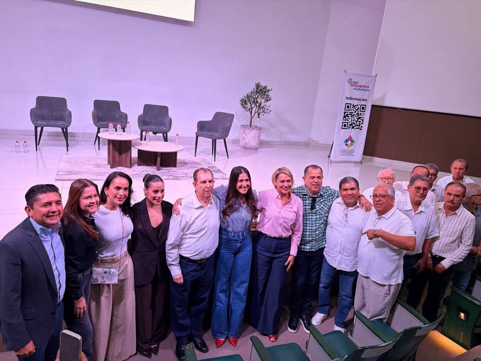 Imelda Castro, imán que genera desesperación por las selfies.
Se atasca de gente la reunión con el cómitre municipal de Morena en Mazatlán.
Porque no estuvo Edgar González presente?.
La Tatis anda aguitada y dolida. Crea nuevo movimiento.
Activa el PRI a sus Defensores de México. ¿Y el, PAN?.