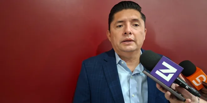 Mazatlán se desmorona… ya no es lo duro, es lo tupido.
La naturaleza se la está cobrando y los malandros desatados.
Brincan para sacrificarse a nivel estatal: Roxana, Paloma y Mario más los que se alboroten.
Vino Chente, el Lenguaraz de San Cristóbal.
Lanzan convocatoria para coordinadores municipales de Morena.
