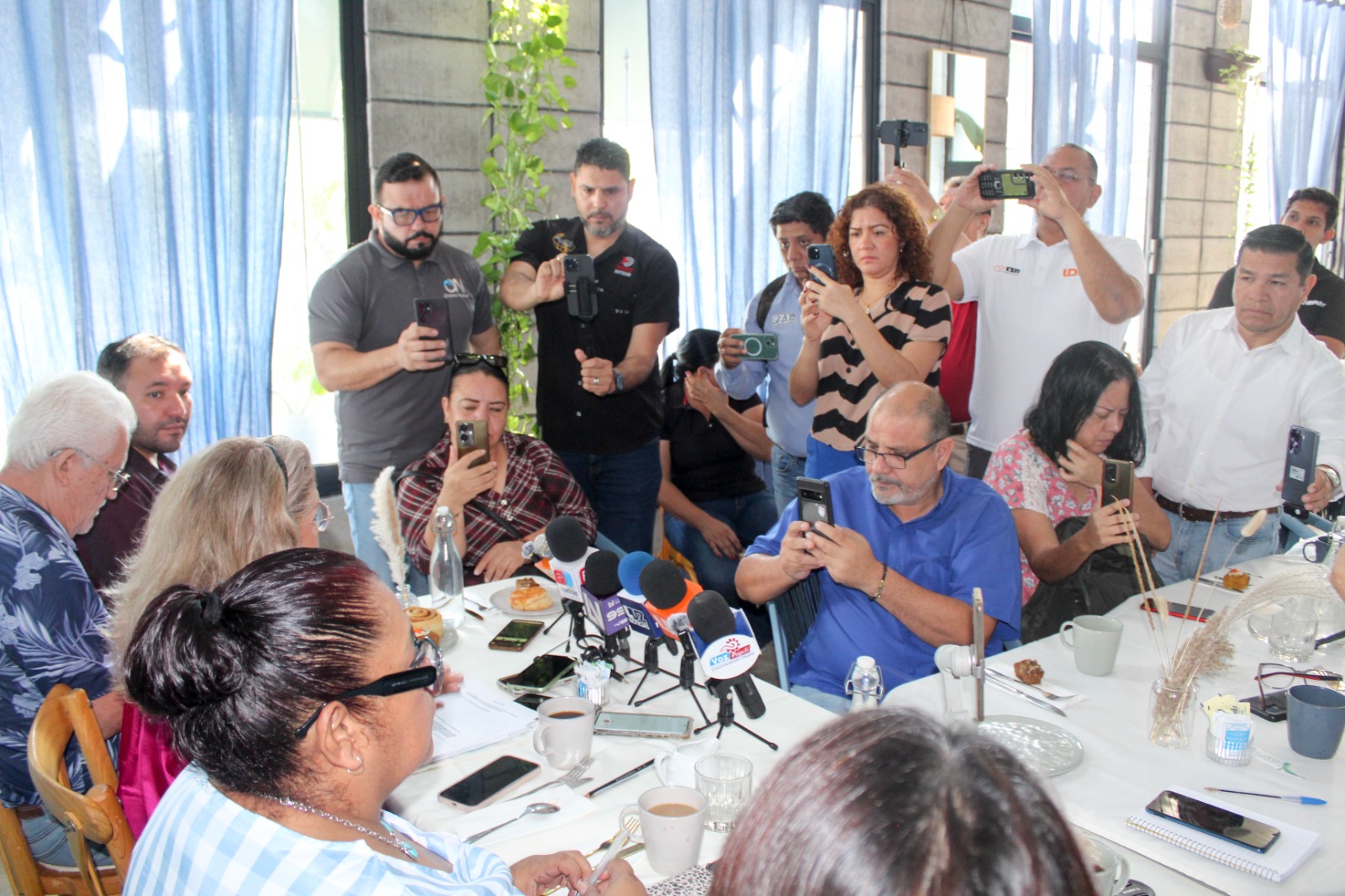 No es burla misógina y machista, como dicen defensores de Taddei. ¡Ubíquense!.
Olegaria Carrazco se va duro y a la cabeza contra arribistas.
Poco a poco oxigena Graciela Domínguez el gabinete estatal.