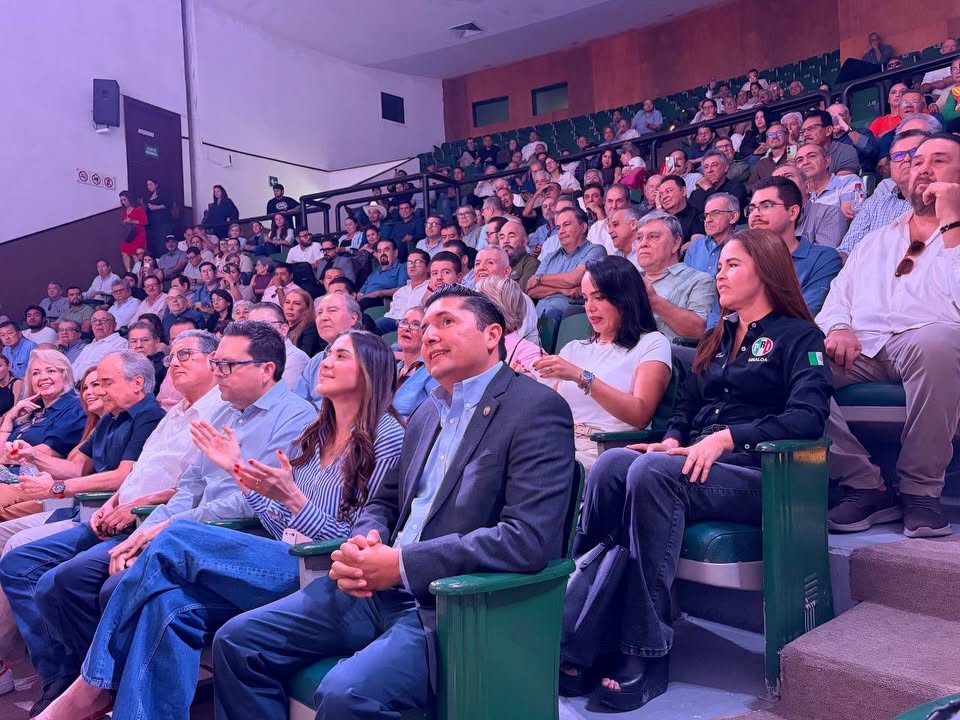 Imelda Castro, imán que genera desesperación por las selfies.
Se atasca de gente la reunión con el cómitre municipal de Morena en Mazatlán.
Porque no estuvo Edgar González presente?.
La Tatis anda aguitada y dolida. Crea nuevo movimiento.
Activa el PRI a sus Defensores de México. ¿Y el, PAN?.