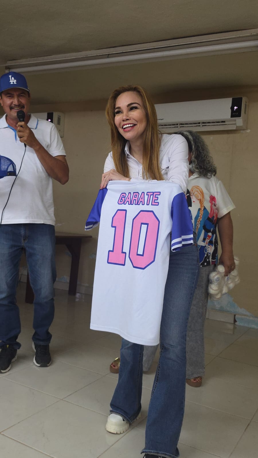 Intercambian ideas por un Mejor Mazatlán.
Chusmamafia del IEES busca renovar consejos municipales y distritales protegiendo a la pandilla.
Una FGR indecente.
Paola Garate sigue en precampaña.
