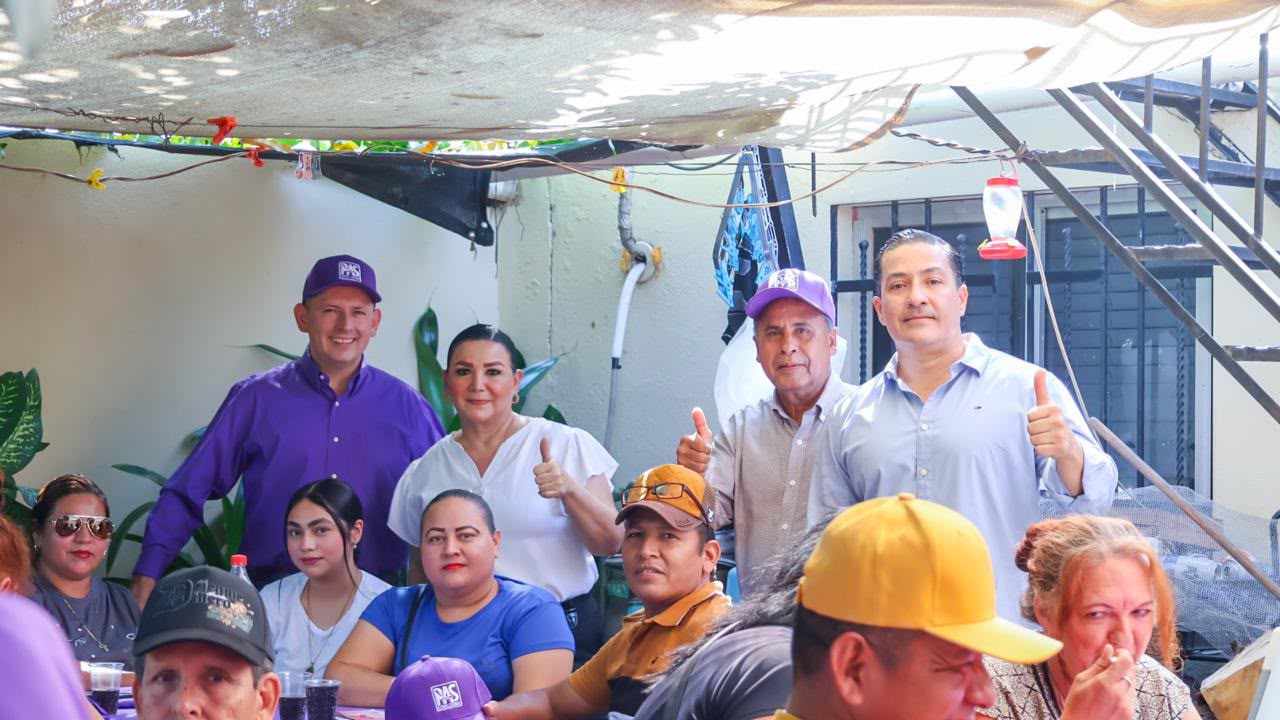 La desinformación como estrategia en la búsqueda de la Coordinación municipal.
Llama Imelda Castro a aspirantes a coordinadores a recorrer territorio sin descanso… le hacen caso y aceleran motores.
Cargan con sus sueros, multivitamínicos y hasta cinco playeras para cambiarse cuando arrecia el sudor.
Esto orilla al resto de los partidos a acelerar motores.
Aspirantes que juegan con ventaja.