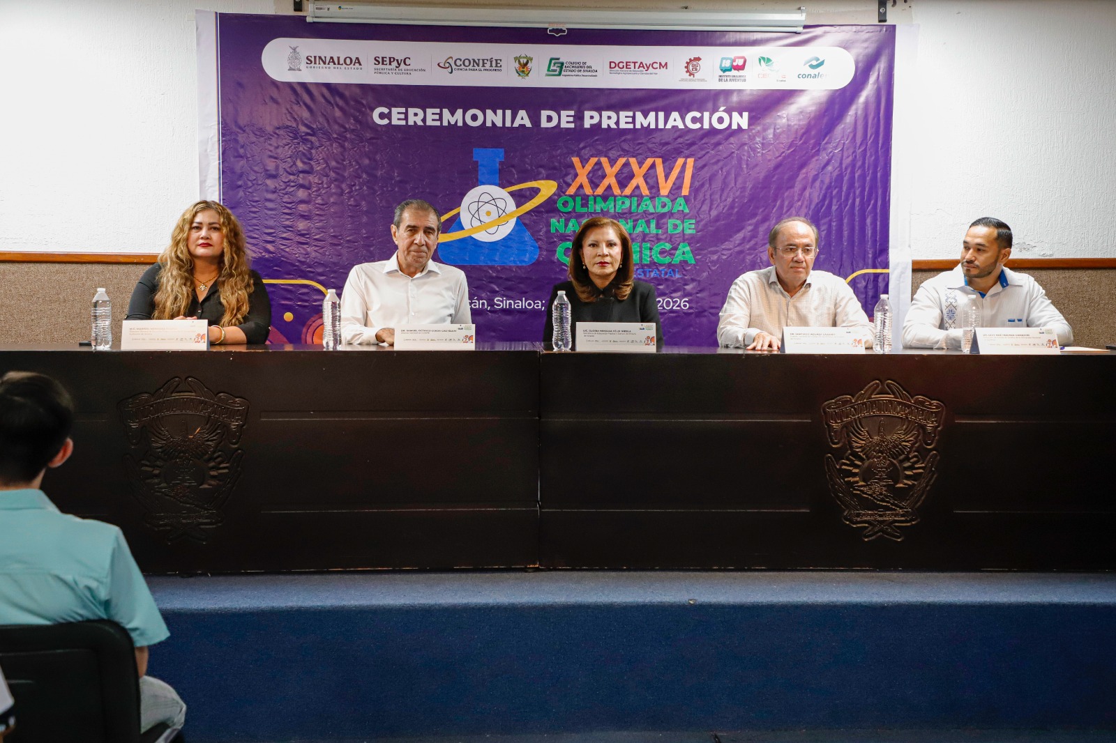 La titular de SEPyC, Lic. Gloria Himelda Félix Niebla, y el director general de CONFÍE, Dr. Samuel Octavio Ojeda Gastélum, encabezan la ceremonia de reconocimiento a jóvenes promesas de la química