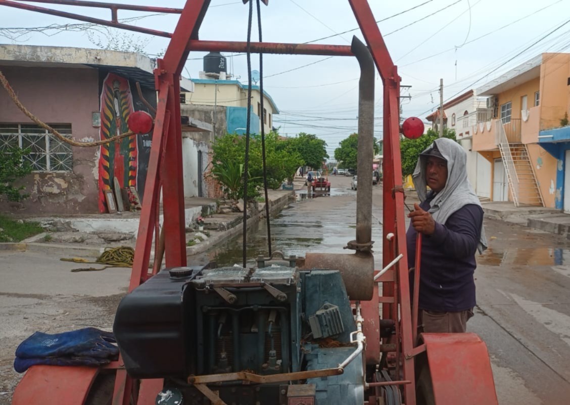 Las cuadrillas de la Gerencia de Operación han retirado un promedio de 90 cubetas de azolve durante la última semana y ahora intervienen un nuevo tramo de la calle Jorge Negrete.