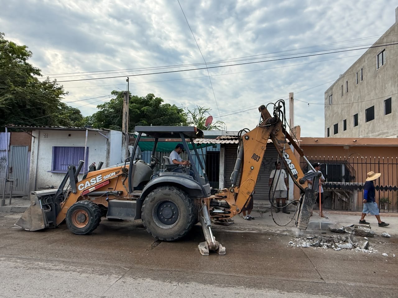 Las ocho gerencias participaron en la jornada de “Mazatlán Te Quiero Limpio”, que también incluyó la reparación de tres fugas de agua potable y orientación a comercios