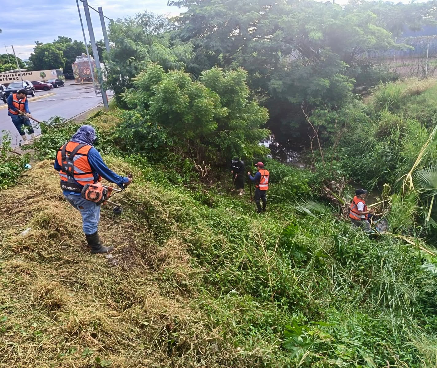 Obras Públicas retira basura, atiende ductos pluviales y revisa rejillas en distintos puntos de la ciudad para facilitar el flujo del agua.