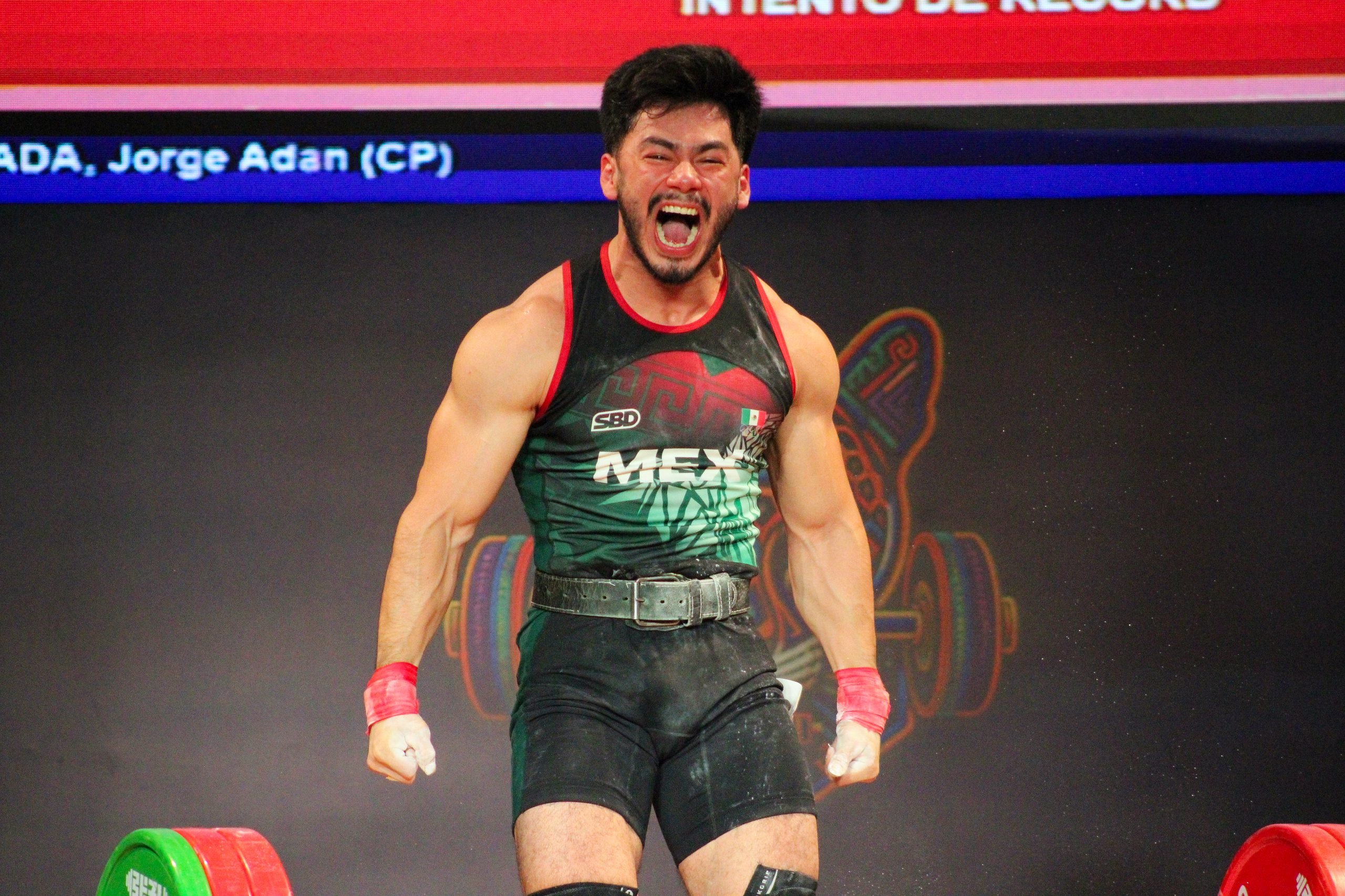 El olímpico mexicano subió al podio en la prueba de Arranque, donde levantó 154 kilogramos para quedarse con la segunda posición, apenas un kilo por debajo del colombiano Hugo Montes, quien se adjudicó el oro con 155 kilogramos.