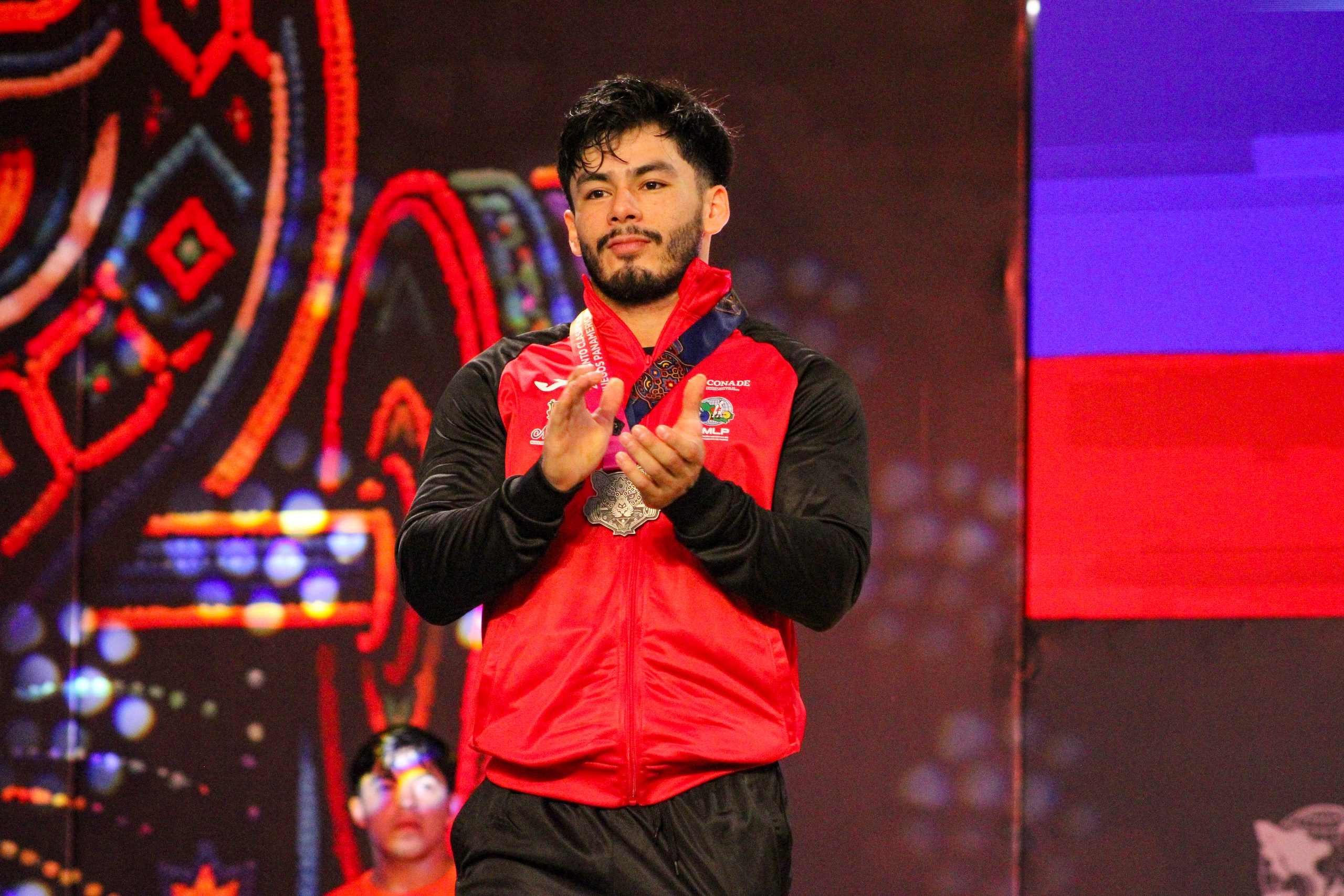 El olímpico mexicano subió al podio en la prueba de Arranque, donde levantó 154 kilogramos para quedarse con la segunda posición, apenas un kilo por debajo del colombiano Hugo Montes, quien se adjudicó el oro con 155 kilogramos.