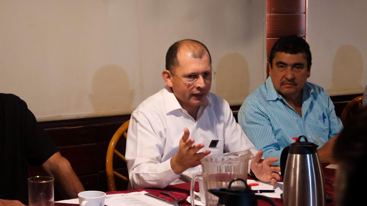 Durante una reunión con integrantes de la Intercamaral de Guasave, dirigentes del PAS intercambiaron propuestas e ideas con representantes de organismos empresariales sobre las principales problemáticas que enfrenta el estado y las alternativas para contribuir a su desarrollo.
