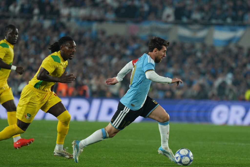 Messi se despide de la Albiceleste con 126 goles, el último de penalti, y muchas emociones